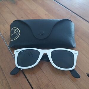 Ray-Ban Wayfarer Sunglasses White